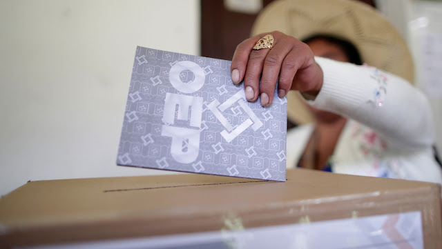 Una persona vota en elecciones anteriores en Bolivia.