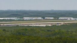 Una vista aérea muestra el sitio de construcción del futuro centro de detención de ICE "Alligator Alcatraz" en el Aeropuerto de Entrenamiento y Transición Dade-Collier en Ochopee, Florida, el 28 de junio de 2025.