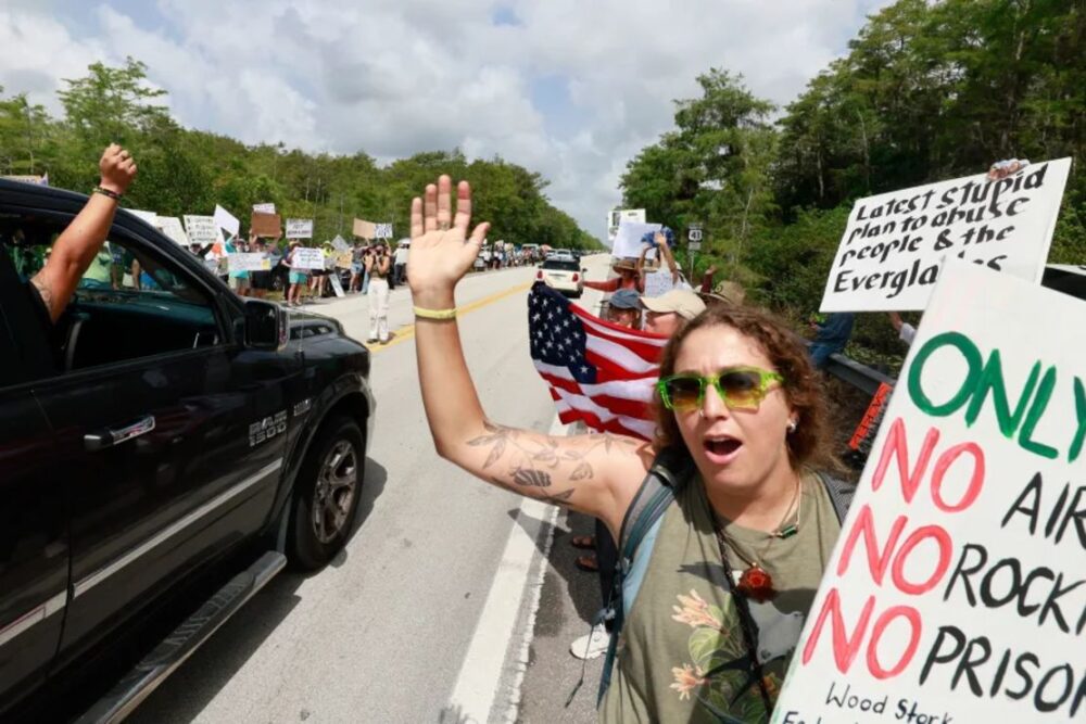 Defensores del medio ambiente y manifestantes en el Aeropuerto de Entrenamiento y Transición Dade-Collier el sábado 28 de junio de 2025.