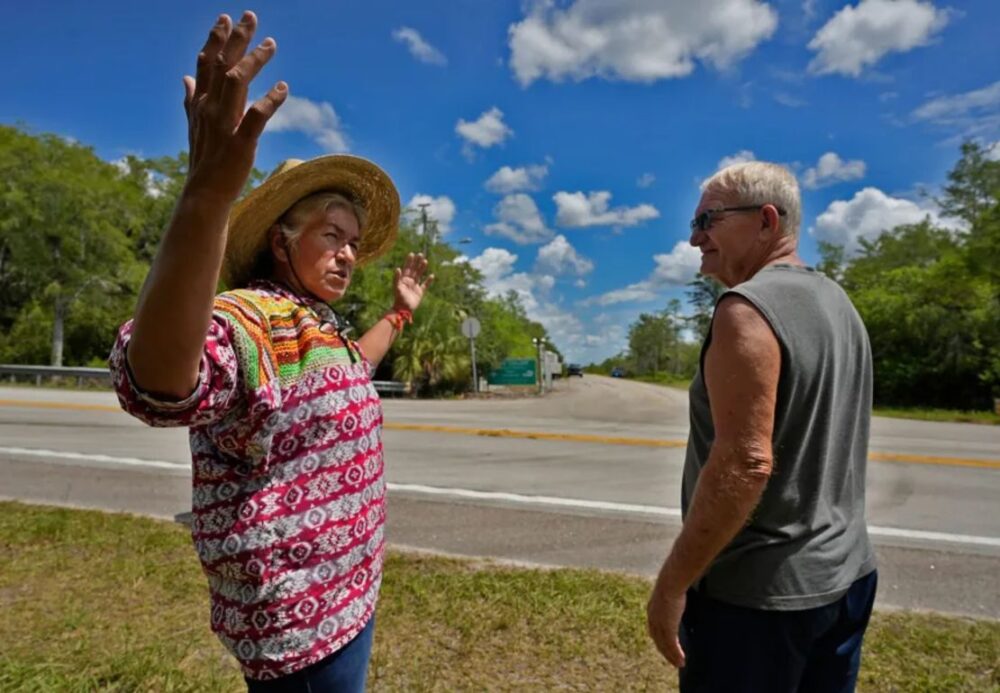 Betty Osceola, miembro de la tribu Miccosukee, y Brad Keehn, de Ochopee, discuten el posible impacto en el ecosistema local de la construcción de un nuevo centro de detención de inmigrantes.
