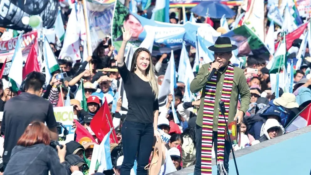 Andrónico Rodríguez y Mariana Prado, binomio oficial de la Alianza Popular, desde plaza Villarroel. / APG