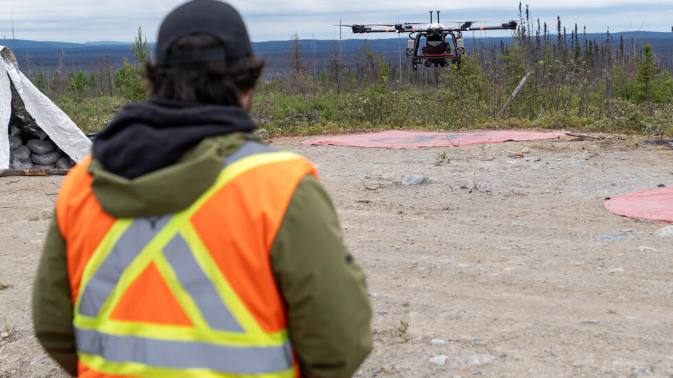 Un proyecto piloto en la provincia de Quebec, al norte de Canadá, utiliza drones para plantar nuevas píceas negras y pinos albares y reforestar áreas devastadas por incendios forestales de 2023