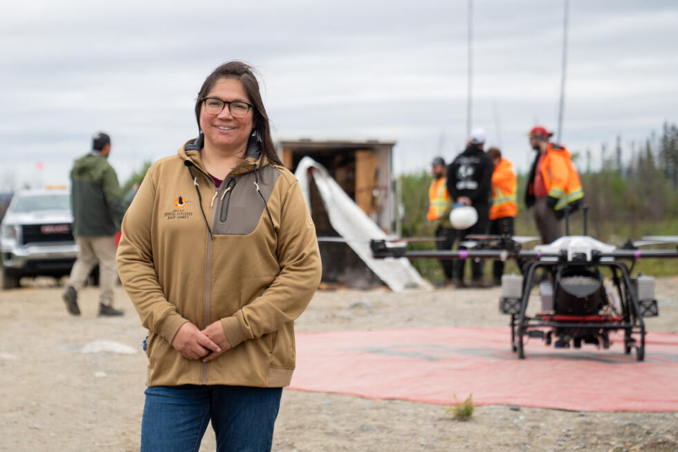 Angel Mianscum, líder de la nación Cree posa para un retrato en Chibougamau, Quebec, Canadá, donde la empresa Flash Forest utiliza drones para plantar semillas de árboles, el 19 de junio de 2025
