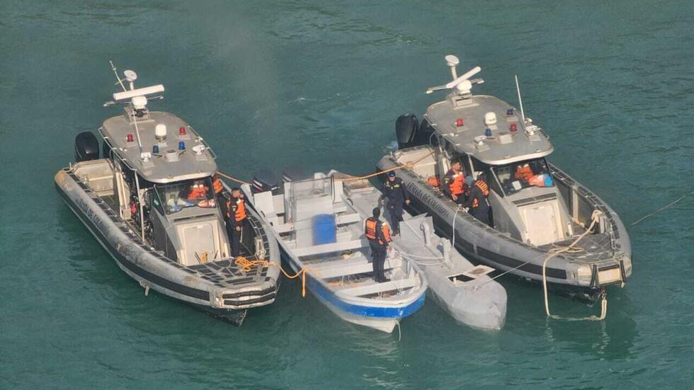Fotografía difundida por la oficina de prensa de la Armada colombiana que muestra un semisumergible no tripulado, conocido como Low Profile Vessel, entre dos embarcaciones de la Armada colombiana en la costa del Parque Tayrona, cerca de Santa Marta, Colombia, el 2 de julio de 2025