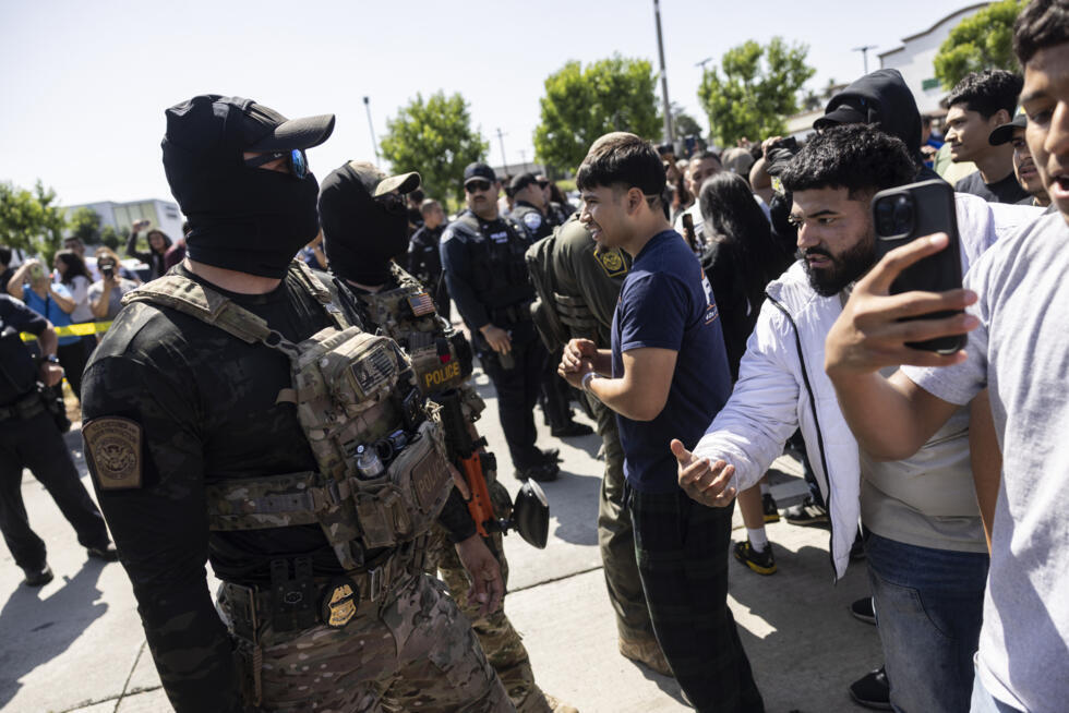 Testigos filman las operaciones migratorias ejecutadas por los agentes federales en Los Ángeles