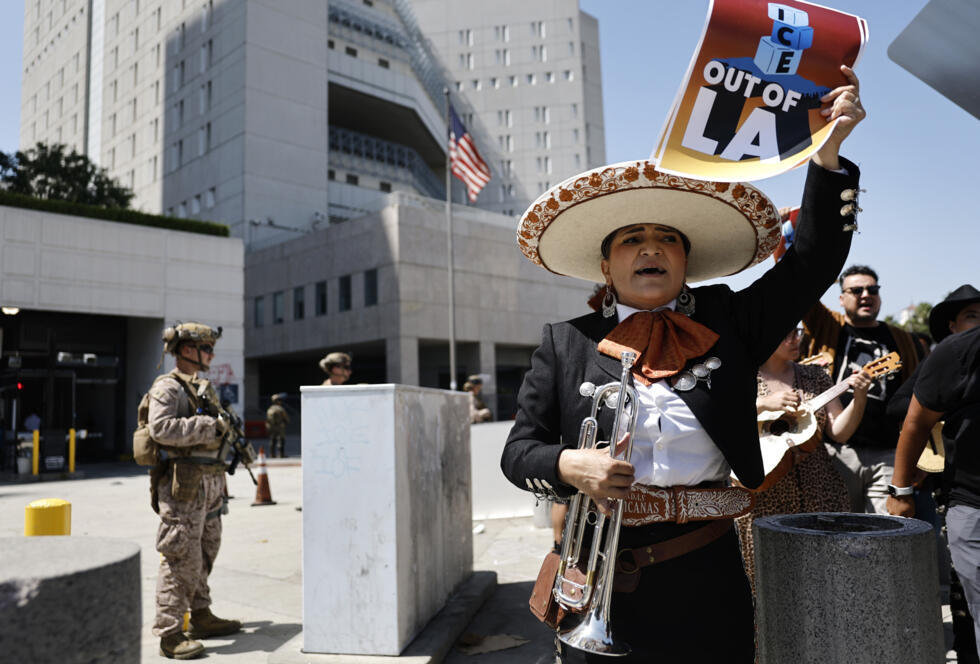 Cientos de personas han protestado en las calles de Los Ángeles contra las redadas migratorias