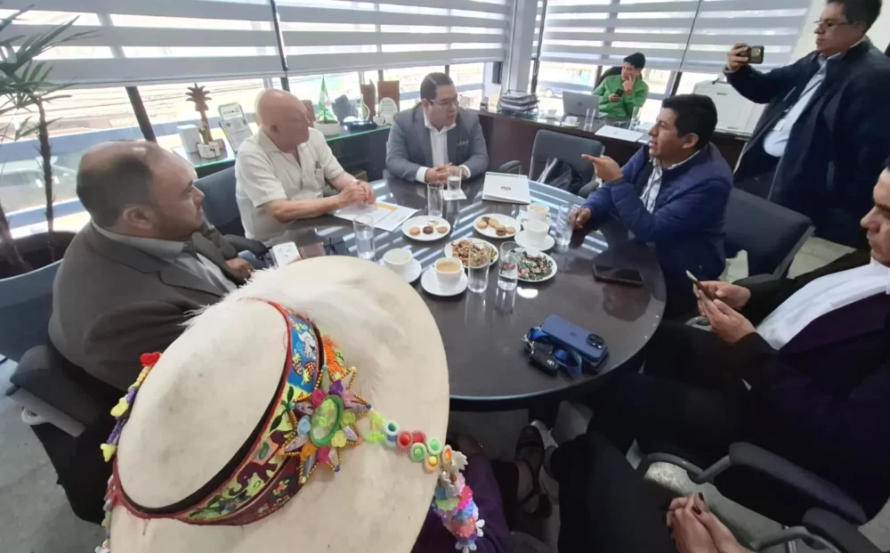 El fiscal general del Estado, Roger Mariaca, se reúne con los vocales electorales.