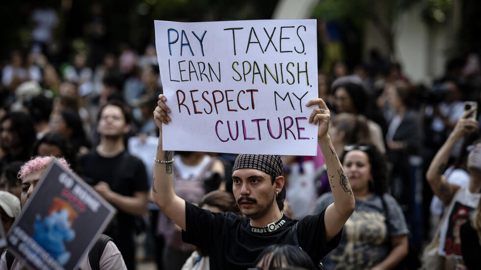 Un manifestante muestra una pancarta de protesta por la gentrificación en Ciudad de México, el 4 de julio de 2025