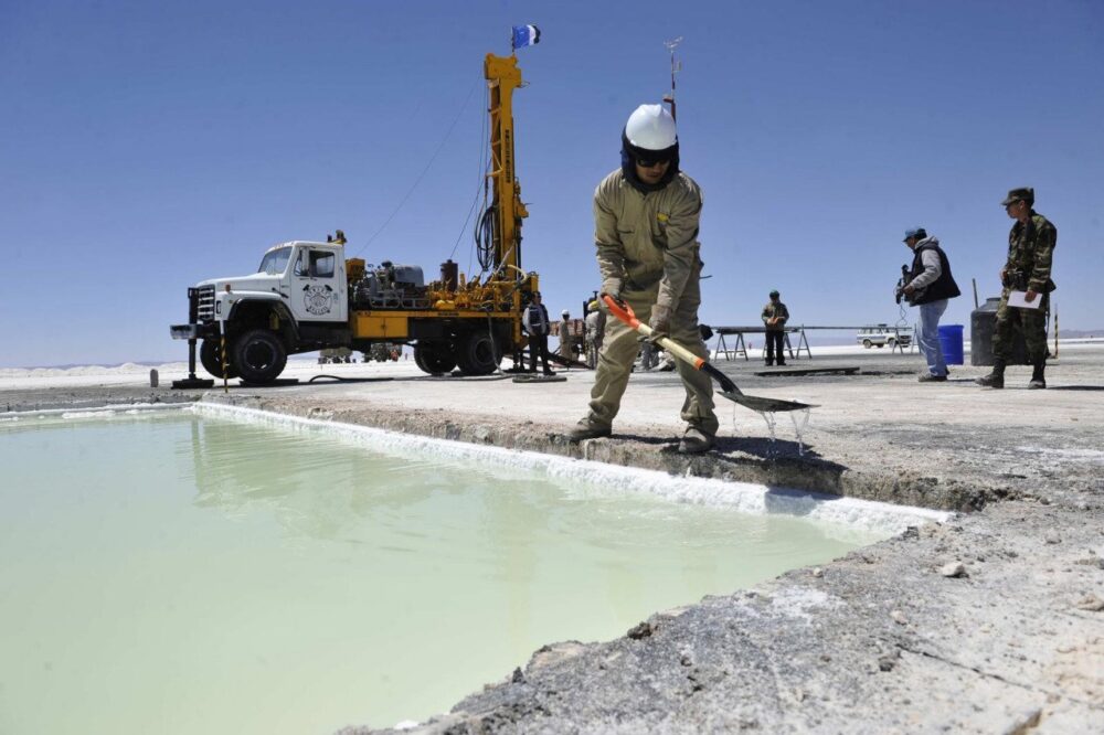 Trabajos en el salar de Uyuni, yacimiento de litio.