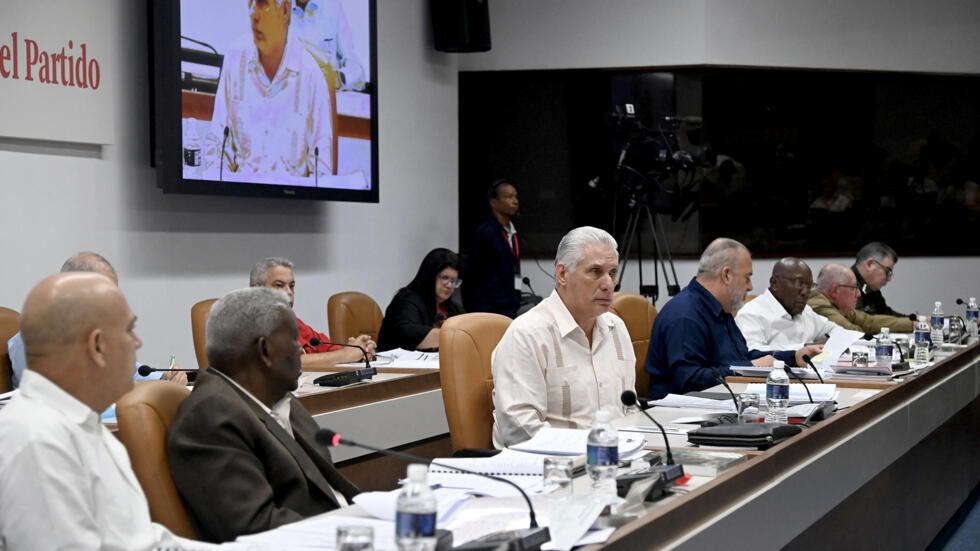 El secretario General del Partido Comunista de Cuba, Miguel Díaz-Canel, al centro del presídium durante el X Pleno del Comité Central del PCC, el 4 de julio de 2025, en La Habana.