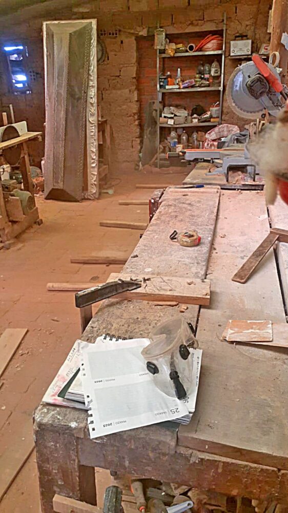 SUCRE. Un taller de carpintería, que se dedica a los ataúdes, sin actividad por falta de madera.