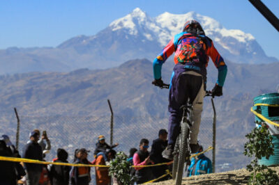 Decenas de ciclistas muestran su talento en el ‘downhill’ más largo del mundo en Bolivia