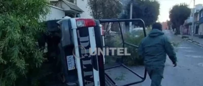 La Paz: Una patrulla policial choca dos árboles y vuelca en plena avenida
