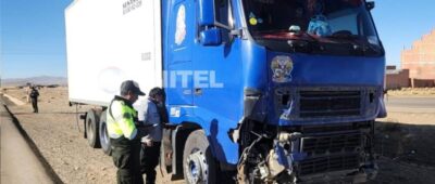 Colisión entre un camión y un minibús en Patacamaya deja dos fallecidas y un herido