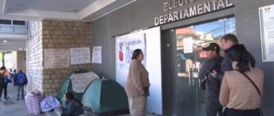 Simpatizantes de Jaime Dunn realizan vigilia en el TED de Santa Cruz exigiendo su habilitación