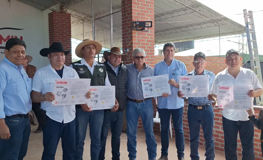 FERIA. Momento en que directivos reciben la certificación internacional