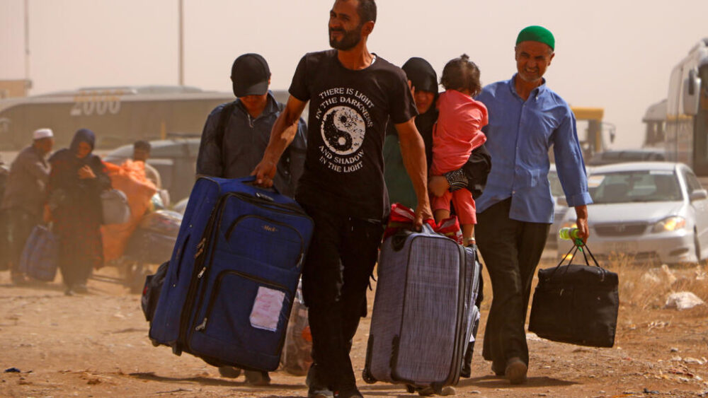 Refugiados afganos llegan a la frontera de Islam Qala procedentes de Irán, el 5 de julio de 205 al oeste de Afganistán