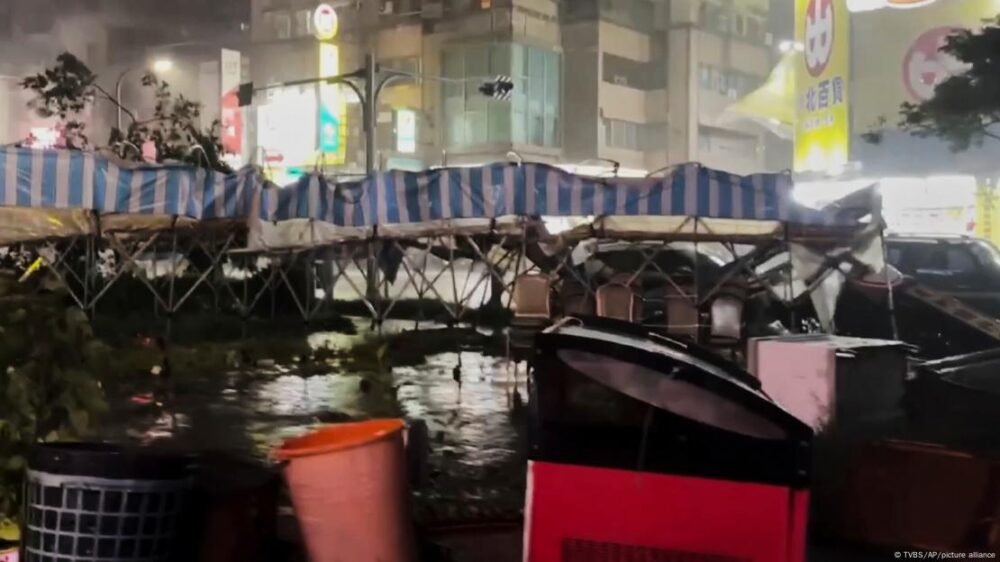 Esta imagen captada de un vídeo facilitado por TVBS muestra un puesto de mercado dañado tras la llegada del tifón Danas a Tainan, Taiwán. (Archivo: 06.07.2025)