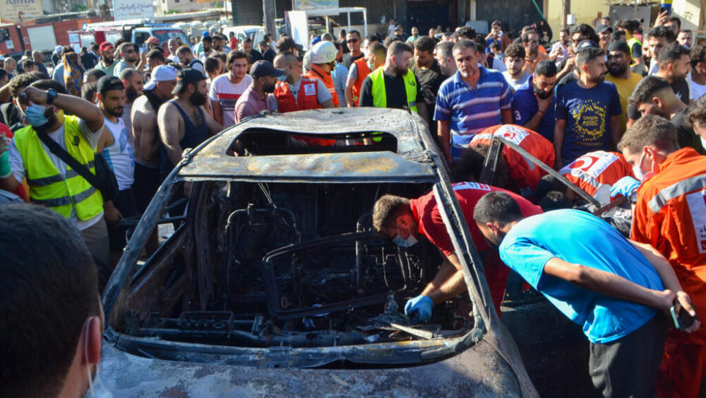 Rescatistas examinan un vehículo alcanzado por un bombardeo israelí en Ayrouniyeh, cerca de la ciudad portuaria de Trípoli, en el norte de Líbano, el 8 de julio de 2025