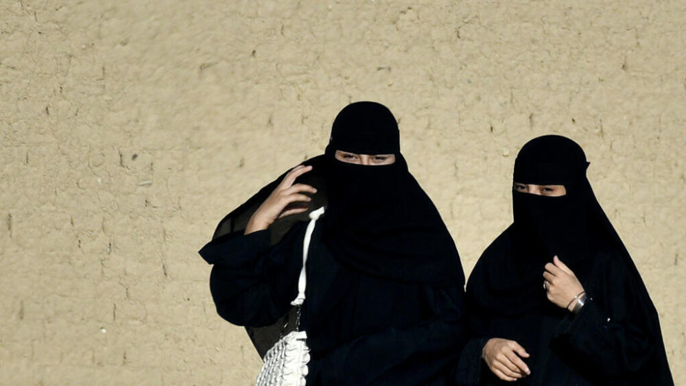 Mujeres afganas cubiertas con burkas caminan por una calle del distrito de Dehdadi, en la provincia de Balj, el 30 de junio de 2025 al de Afganistán
