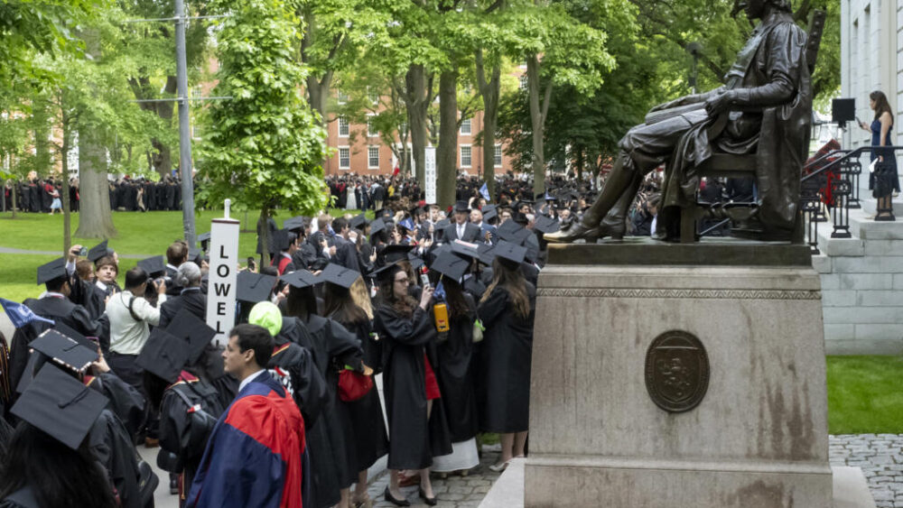 Desde que tomó posesión de su cargo en enero, el presidente Donald Trump intenta doblegar a las universidades de élite estadounidenses, a las que acusa de ser un nido de antisemitismo y obligarlas a renunciar a las políticas de diversidad e inclusión, en particular a Harvard