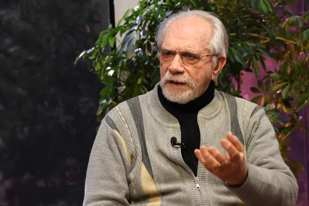 El físico e investigador Francesco Zaratti en entrevista con Piedra, Papel y Tinta de La Razón. Foto: Oswaldo Aguirre.