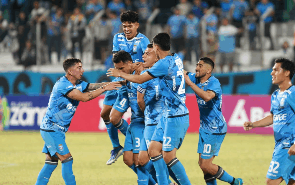 Jugadores de Blooming celebran tras gol de Valverde ante Real Oruro. Foto. Ricardo Montero 