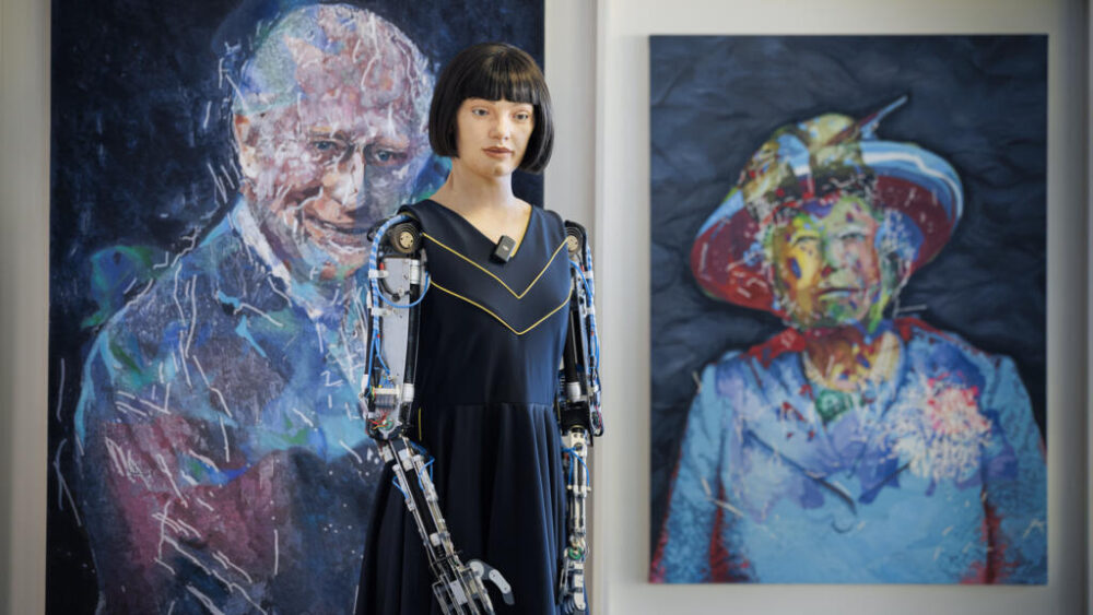 El robot Ai Da posa ante sus retratos del rey Carlos III y su madre, la fallecida reina Isabel II, el 9 de julio de 2025 en la ciudad suiza de Ginebra