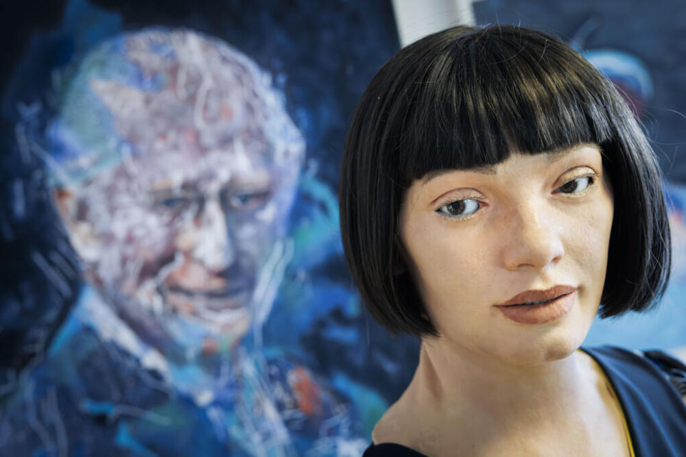 El robot Ai Da posa ante el retrato del rey Carlos III, el 9 de julio de 2025 en la ciudad suiza de Ginebra
