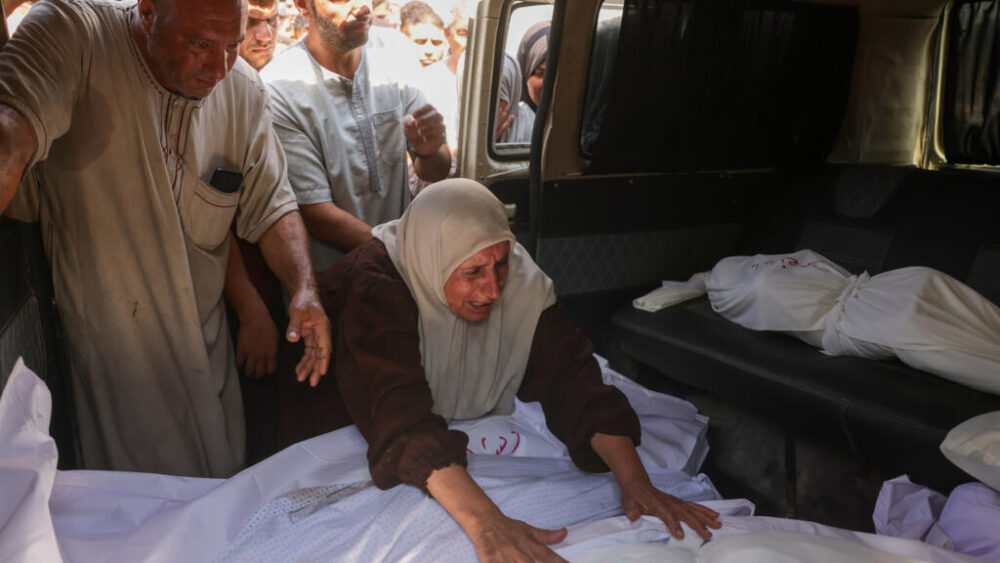 Una mujer palestina llora por un allegado muerto en un ataque nocturno israelí contra la escuela Halima Saadiya, durante el funeral oficiado el 11 de julio de 2025 en Jabalia, al norte de la Franja de Gaza