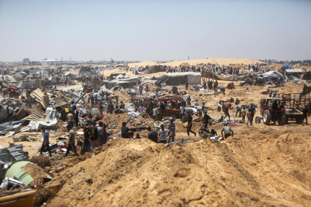 Unos palestinos inspeccionan los daños en un campo de desplazados tras una supuesta incursión de tanques israelíes ocurrida la víspera en la zona de Jan Yunis, el 11 de julio de 2025 al sur de la Franja de Gaza