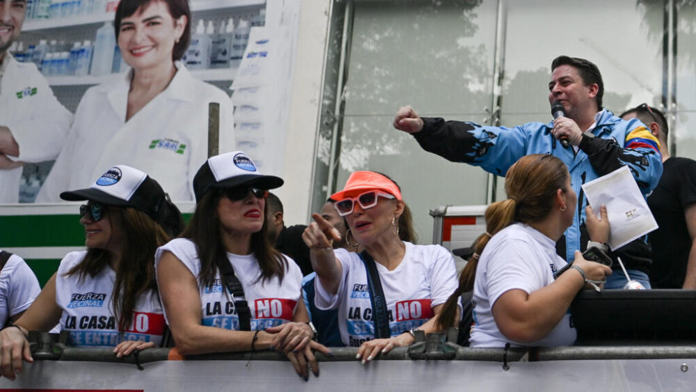 El alcalde del municipio Chacao, Gustavo Duque (D), habla ante sus partidarios en el inicio de la campaña electoral para las elecciones municipales en Caracas el 11 de julio de 2025.