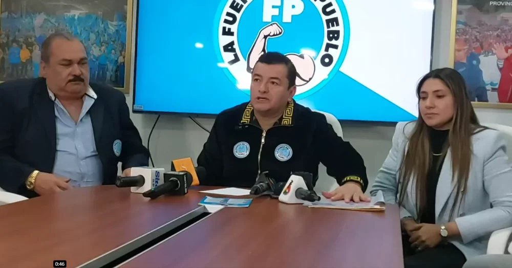 El candidato presidencial Jhonny Fernández brinda una conferencia de prensa.