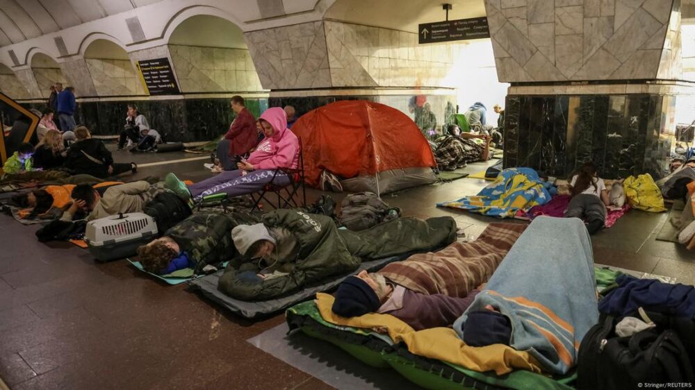 La gente se refugia en una estación de metro durante el ataque con drones y misiles rusos, en Kiev (12.07.2025)