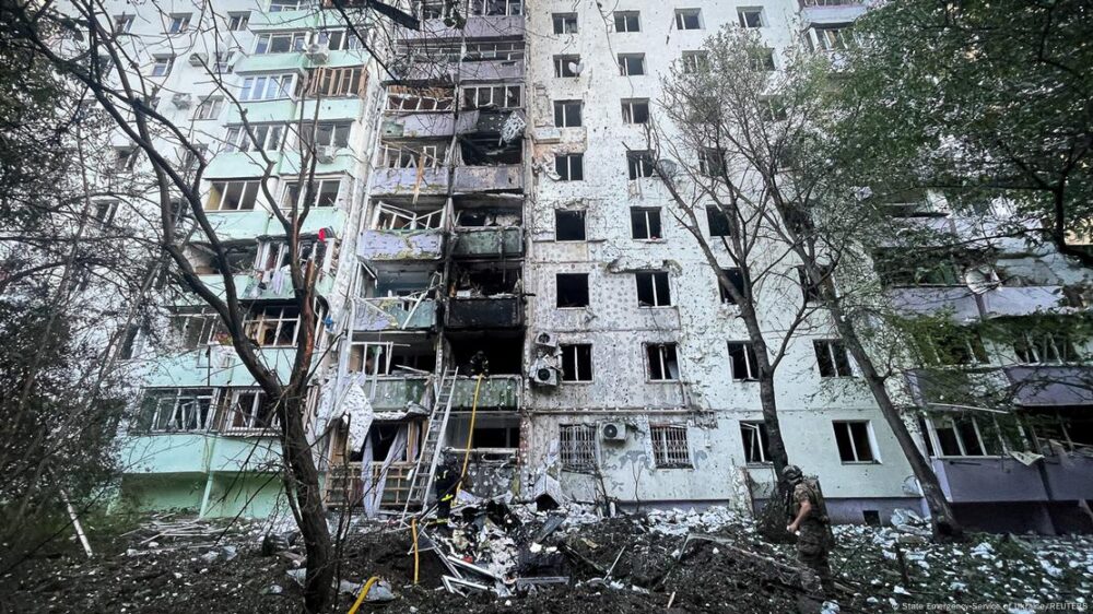 Bomberos trabajan en un edificio residencial dañado por los ataques con drones y misiles rusos, en Chernivtsi (12.07.2025)