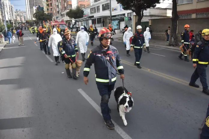 Bomberos con perros rescatistas participaron en el desfile en la zona de Obrajes. Foto: AMUN.