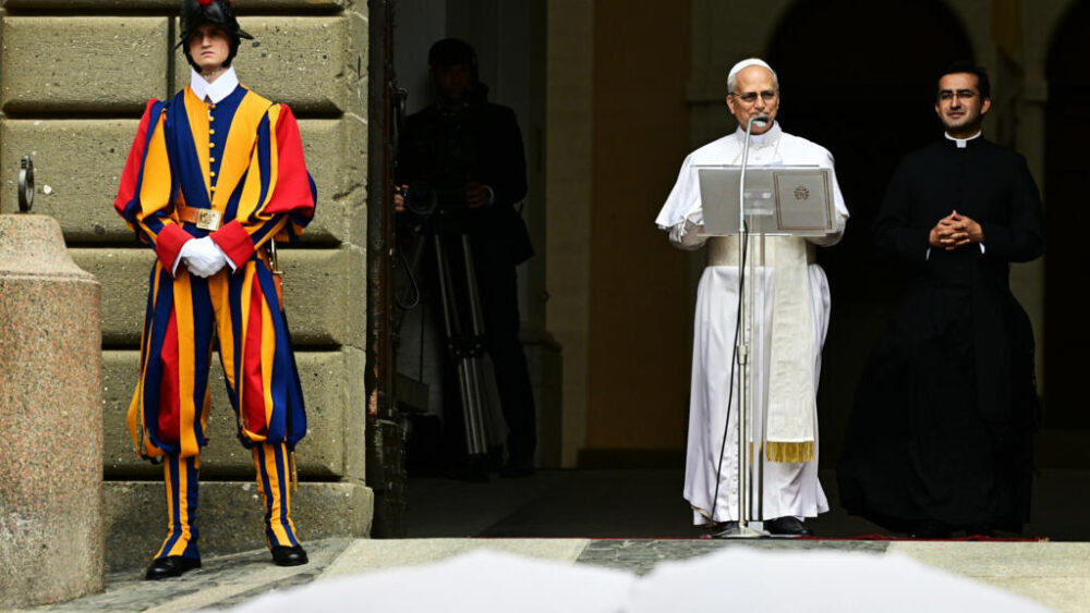 El papa León XIV lee el Angelus el 13 de julio de 2025 en la Piazza della Liberta en la residencia veraniega de Castelgandolfo