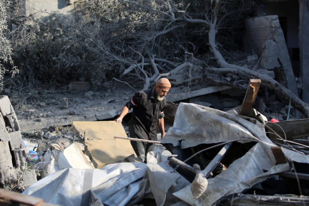 Un palestino de Gaza constata los daños de un bombardeo israelí en Nuseirat el 13 de julio de 2025