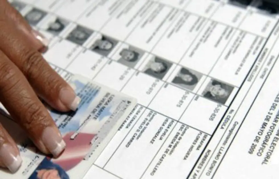 Una jurado de mesa revisa la lista de votantes en una anterior elección.
Foto: Archivo
