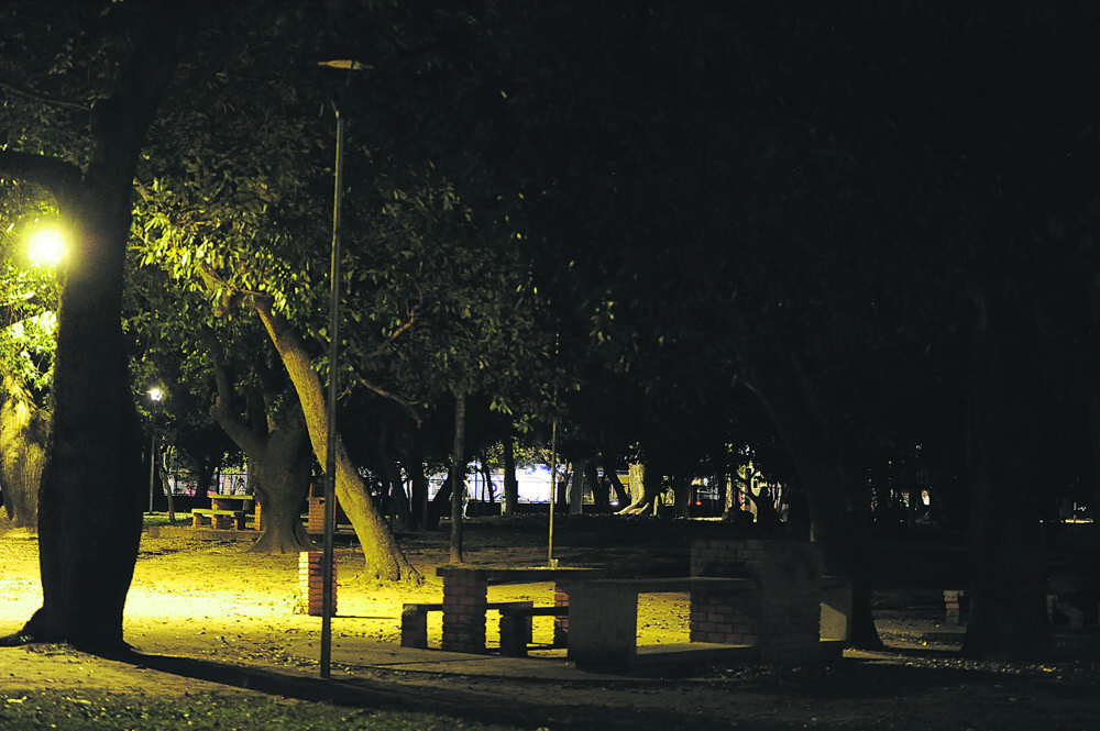 Hay zonas con iluminación, pero otras permanecen en penumbras desde hace varios días