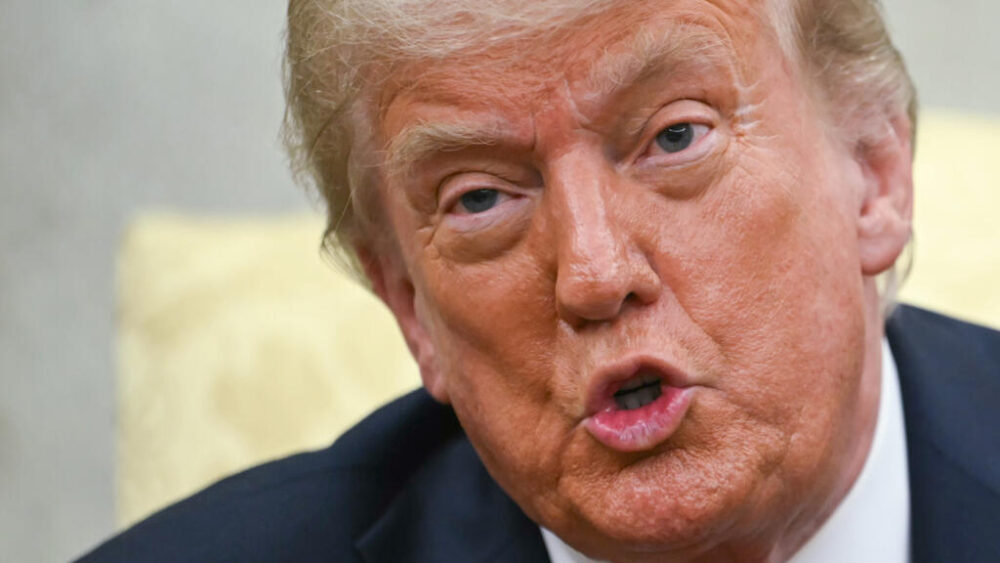 El presidente de EEUU, Donald Trump, habla durante una reunión en el Despacho Oval de la Casa Blanca, el 14 de julio de 2025 en Washington