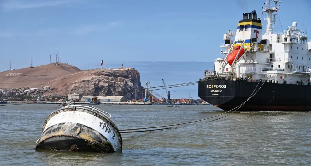 Descarga de gasolina importada del buque tanque Sky Rider en la Terminal Marítima Sica Sica, administrada por YPFB, en Arica. Foto: YPFB