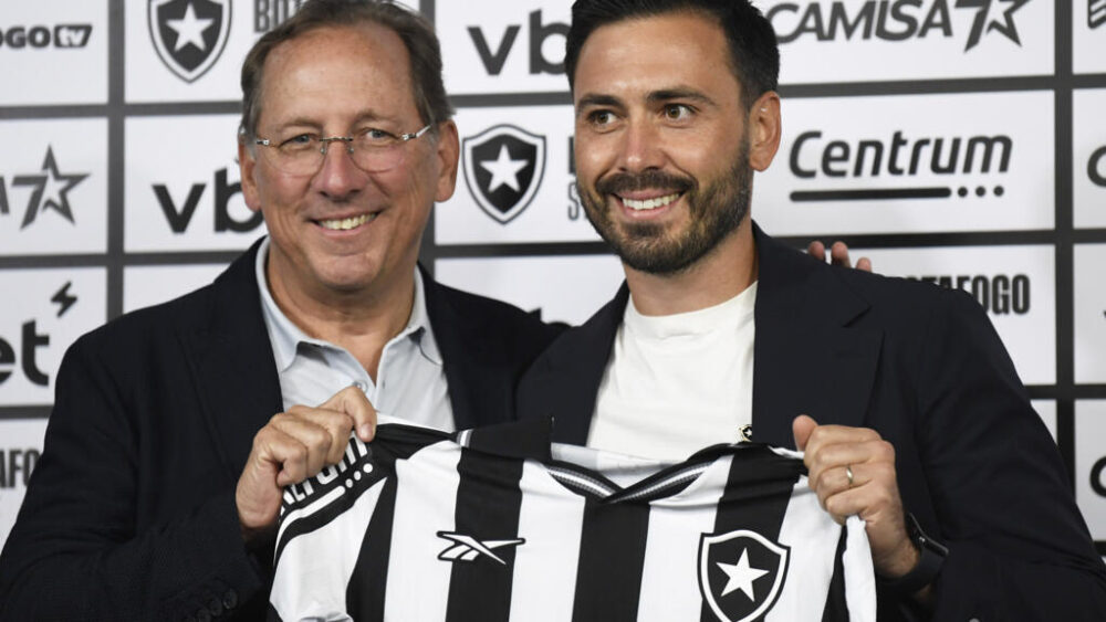 Davide Ancelotti, junto al propietario del Botafogo, John Textor, en su presentación formal como entrenador del club, en Rio de Janeiro, el 14 de julio de 2025
