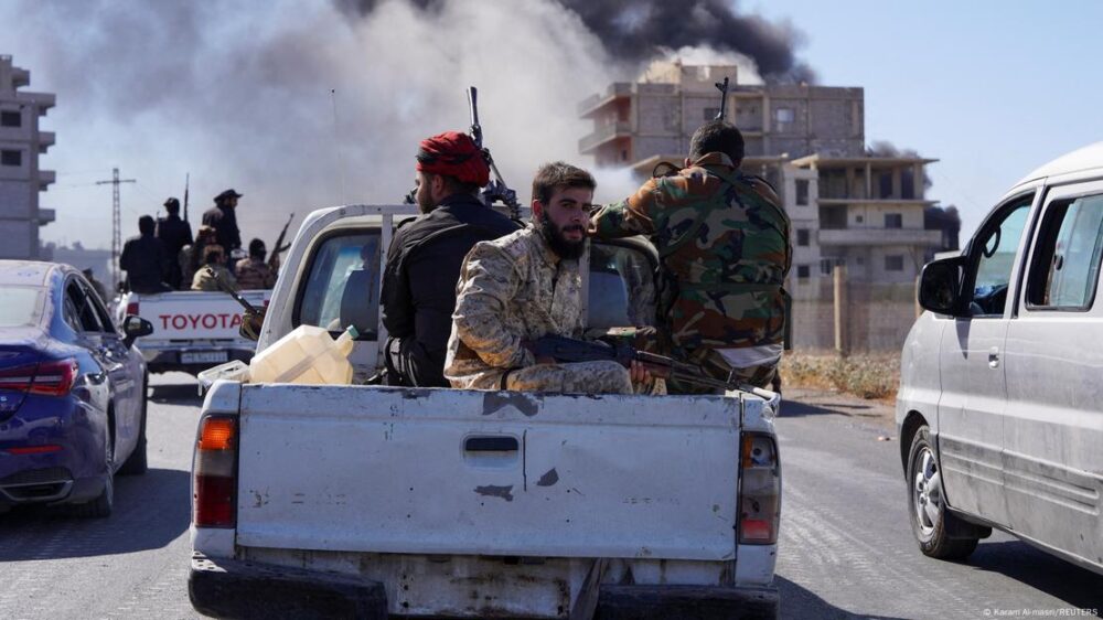 Siria, Sweida, 15 de julio de 2025 | Llegada de las fuerzas de seguridad sirias en camionetas militares, .tras dos días de combates en la ciudad