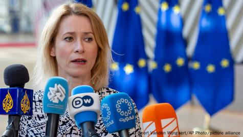 Alta representante de la Unión Europea para Asuntos Exteriores, Kaja Kallas, ante micrófonos de prensa en Bruselas, Bélgica.
