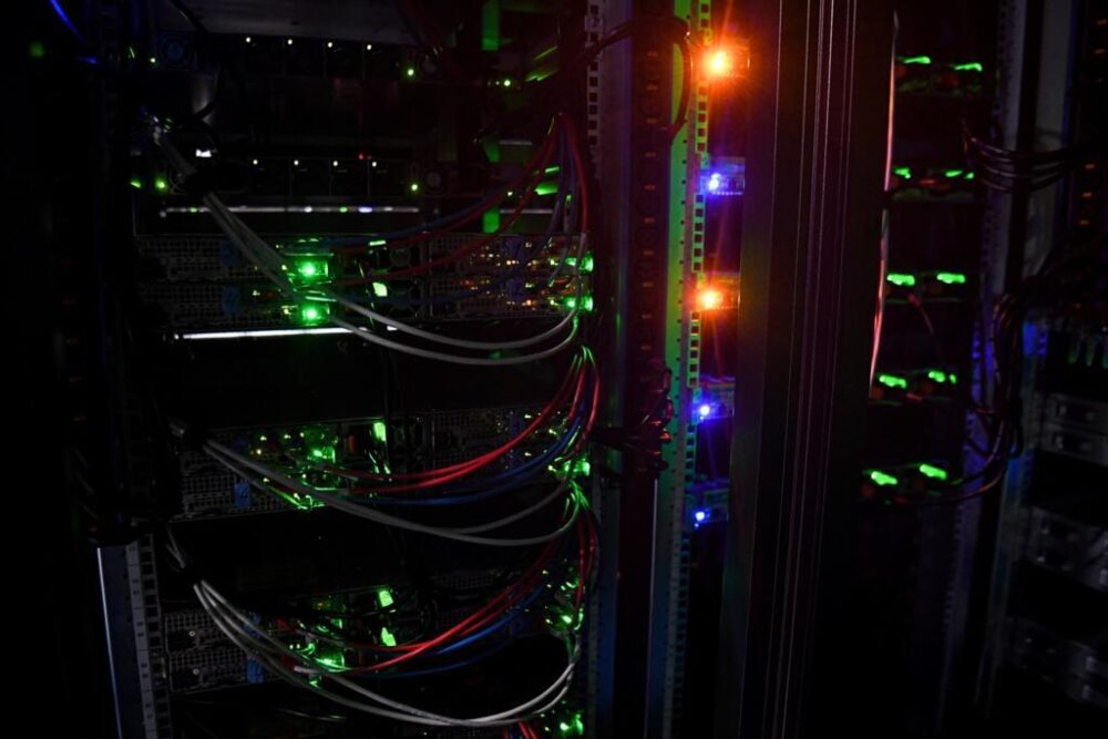 Gracias a nuevas técnicas de refrigeración, chips más potentes y avances en programación, el sector de la inteligencia artificial (IA) trata de limitar su consumo de energía en un contexto de crecimiento frenético