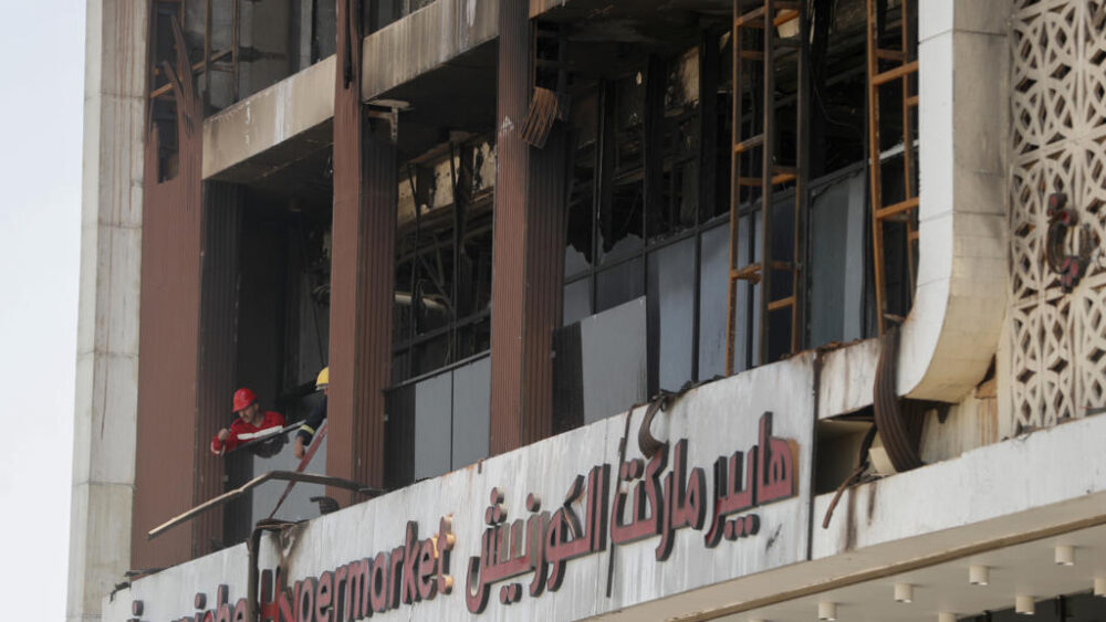 Los equipos de rescate retiran los escombros en el incendiado centro comercial Hyper Mall de Kut, en el este de Irak, el 17 de julio de 2025