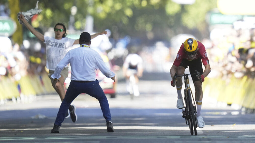 El noruego Jonas Abrahamsen esprinta mientras un manifestante intenta cruzar la línea de meta durante la undécima etapa del Tour de Francia de ciclismo sobre 156,8 kilómetros con salida y llegada en Toulouse, Francia, miércoles 16 de julio de 2025. (AP Photo/Thibault Camus)
