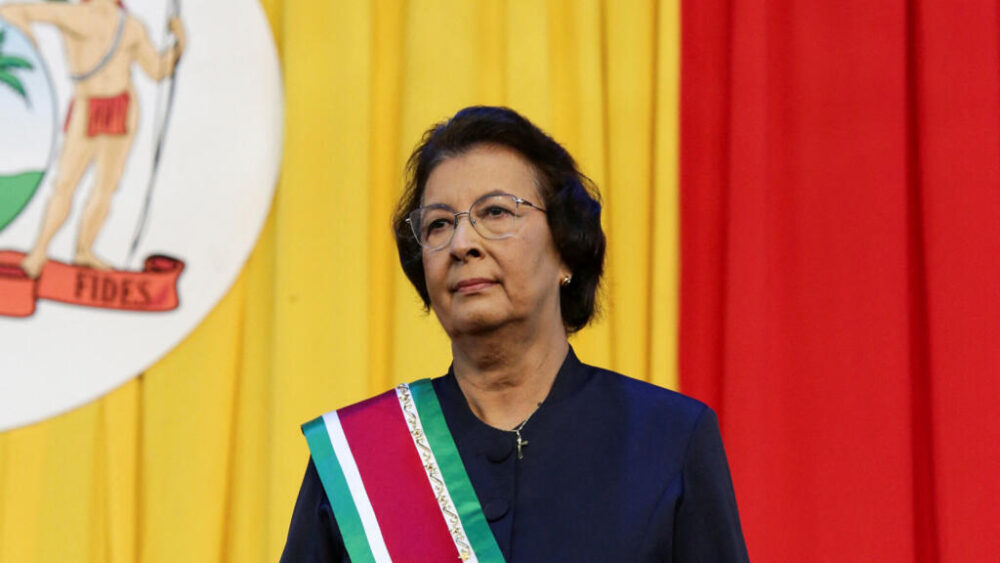 Jennifer Geerlings-Simons viste la banda presidencial tras ser investida la primera presidenta de Surinam, en Paramaribo, el 16 de julio de 2025.