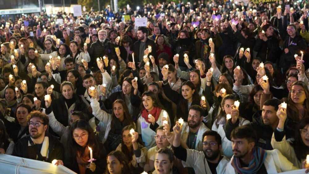 Personal del Hospital Pediátrico público Garrahan realiza una manifestación con velas para reclamar mejores salarios y mayores fondos en Buenos Aires, Argentina, el lunes 2 de junio de 2025.